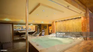 按摩手法大揭秘：告别僵硬，解锁全身轻盈，学会这几招，在家也能做SPA！