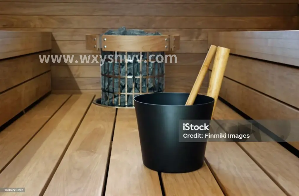 中医推拿师正在为顾客进行肩颈按摩